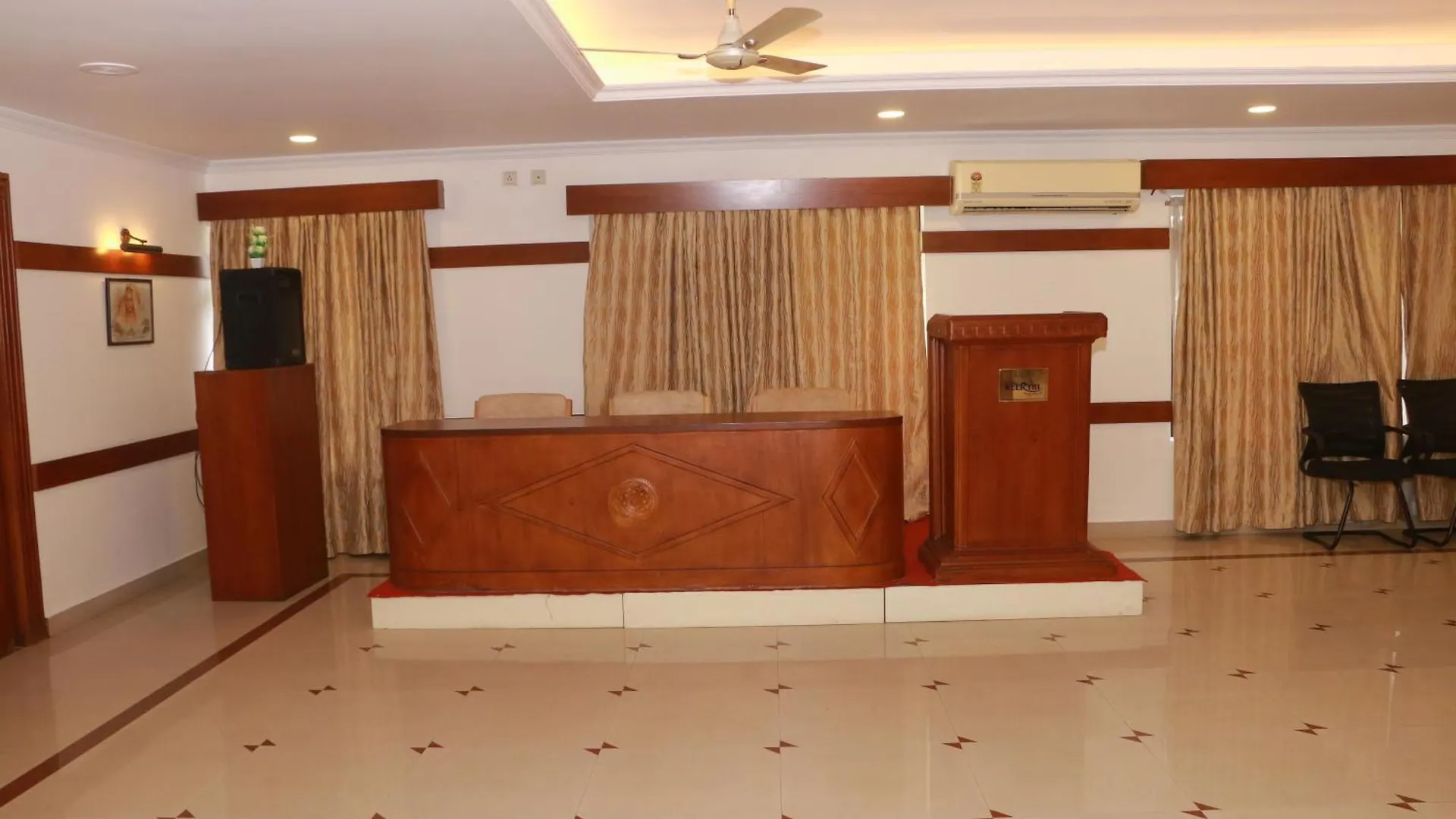 Hotel Keerthi Regency Vayalār